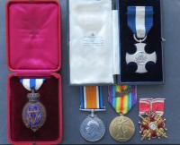he group of medals won by Lt. Commander Richardson. http://www.british-medals.co.uk/british-medals/awards-gallantry-and-distinguished-service/albert-medal-group-sea-and-dsc-group-both-